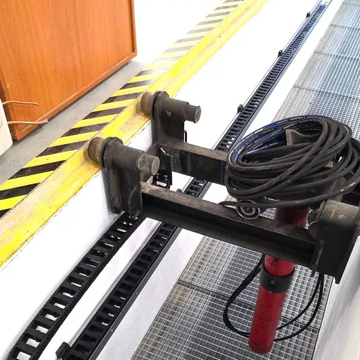 Kabel vedený ve vlečném řetězu podél pojezdové dráhy v hale